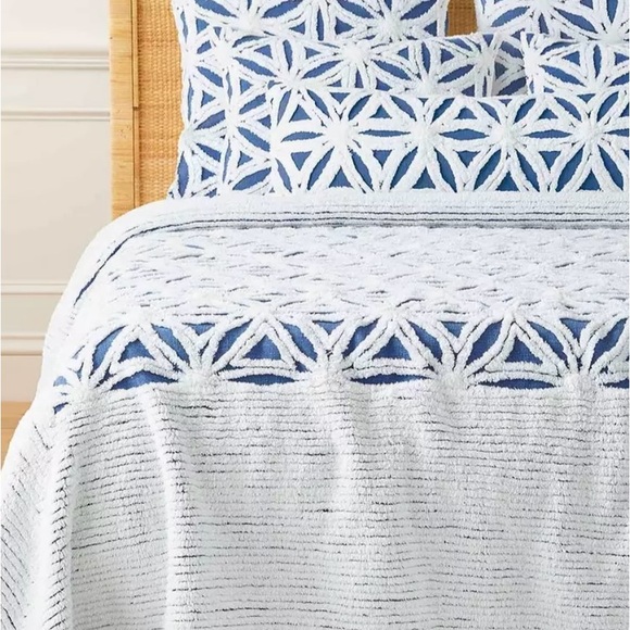 NEW PAIR of Serena & Lily French Blue & White Hand Tufted Chenille Pillow Shams - Picture 2 of 7